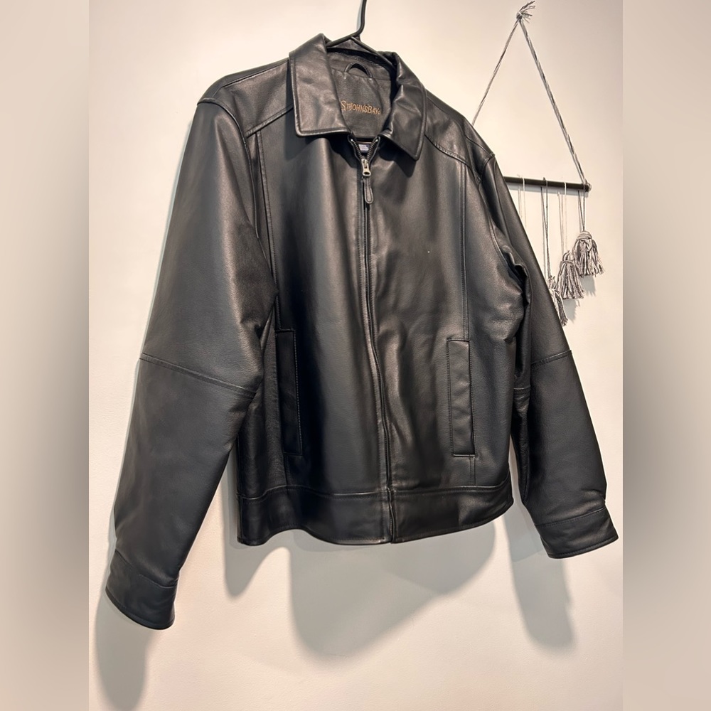 Men’s leather jacket size medium, in perfect condition.